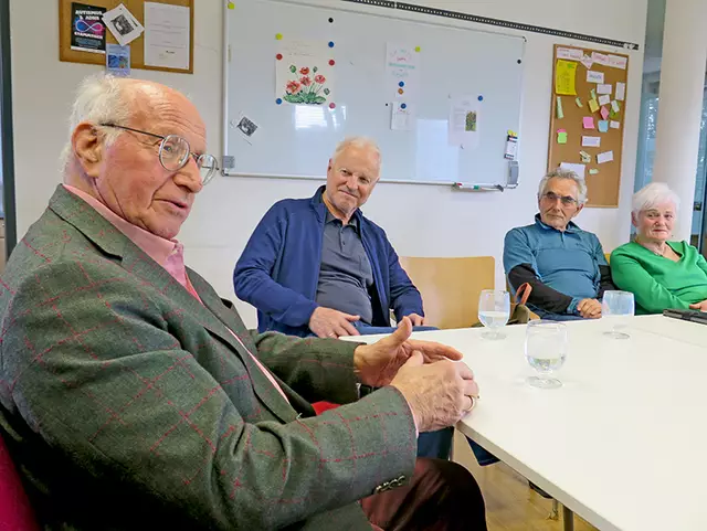 Karl-Heinz Herper (l.) beim Gespräch, organi-siert von Johannes Labner von der Katholischen ArbeitnehmerInnenbewegung.  | Foto: Labner