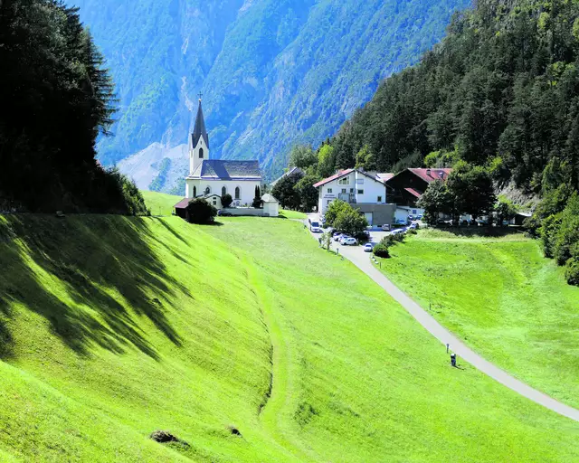 Die idyllisch gelegene Wallfahrtskirche des Klosterguts Kronburg.  | Foto: Uwe Vate