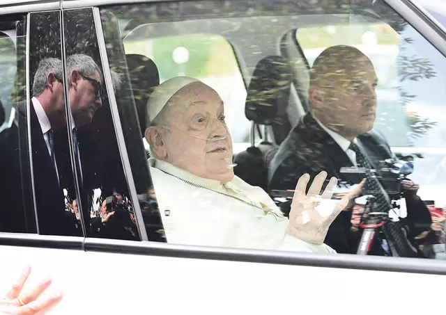 Der Papst auf dem Beifahrersitz: Franziskus verließ die Klinik, um sich zuhause weiter auszukurieren. 
 | Foto: Tiziana Fabi/APA