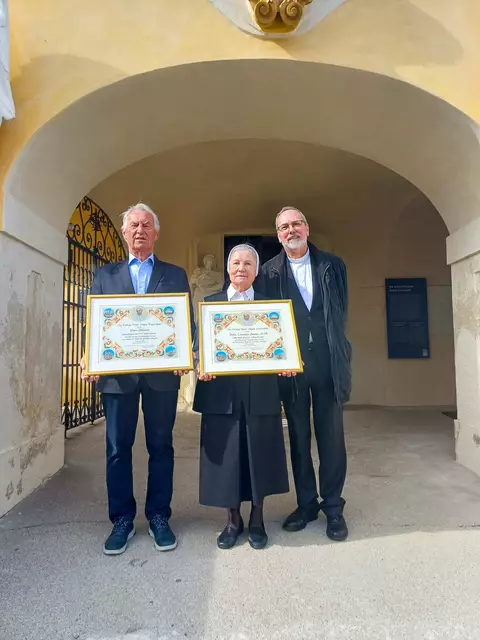 Eisenstadt-Oberberg. Päpstliche Segensurkunden für die langjährigen Pfarrgemeinderäte Sr. Consolata Supper und Kurator Hans Skarits– überreicht von Propstpfarrer P. Lorenz Voith CSsR.
