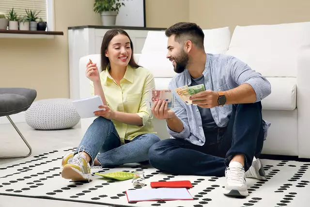 
Regelmäßig, offen und vertrauensvoll in der Beziehung über Geld zu sprechen, beugt Problemen vor und sorgt für finanzielle Gesundheit. 
 | Foto: New Africa/Adobe Stock