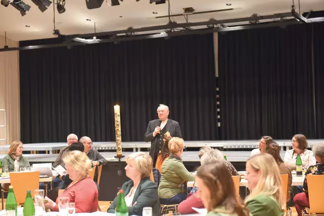 Begegnungstage 1: Reinsberg. In Reinsberg waren Pfarrkirchen-und Pfarrgemeinderäte des Dekanats Scheibbs bei einem Synodalen Tischgespräch eingeladen, über ihren Glauben zu sprechen. Auch Bischof Alois Schwarz, Dechant Franz Kronister, Bischofsvikar P. Antonio Sagardoy und Generalvikar Christoph Weiss nahmen an dieser Begegnung teil. | Foto: Wolfgang Zarl