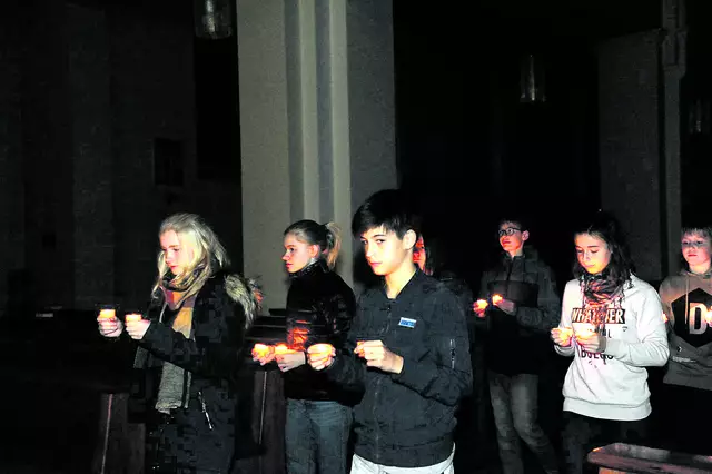 Die Nacht der 1000 Lichter gehört zu den Highlights der KJ im Kirchenjahr. Auf dem Bild Jugendliche beim Einzug in die Amstettner Herz Jesu-Kirche. | Foto: Wolfgang Zarl