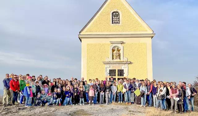 Kreuzweg mit Familien, Erstkommionskindern und Firmlingen am Koglberg (St. Margarethen).
 | Foto: Anneliese Rothleitner-Reinisch
