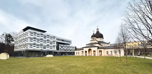 Die Gebäude der Ukrainischen Katholischen Universität in Lwiw wurden im Krieg noch nicht beschädigt, wie hier das nach dem Metropoliten Andrej Scheptyzkyj (1865–1944) benannte Zentrum (links) und die Universitätskirche St. Sofia. Zahlreiche Angehörige und Absolvent:innen der Universität verloren aber ihr Leben oder ihre Gesundheit.  | Foto: Elias Zorn