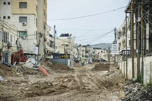 Neben dem „Gaza-Streifen“ sind auch palästinensische Gebiete im Westjordanland (Westbank) vom Krieg betroffen. Im Bild zerstörte Gebäude und Schutt auf den Straßen im Flüchtlingslager Dschenin im Norden der Westbank. | Foto: KNA