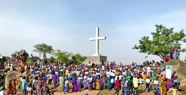 Mut brauchen Christinnen und Christen in Nigeria, wo extremistische Gruppen Gläubigen Gewalt antun. Trotz anhaltender Verfolgung wachse die Zahl der ChristInnen im Norden Nigerias „geradezu astronomisch“, sagte Bischof Habila Daboh. Das Bild zeigt Gläubige bei einer Kreuzwegandacht im Norden des bevölkerungsreichsten Landes Afrikas.  | Foto: Kirche in Not