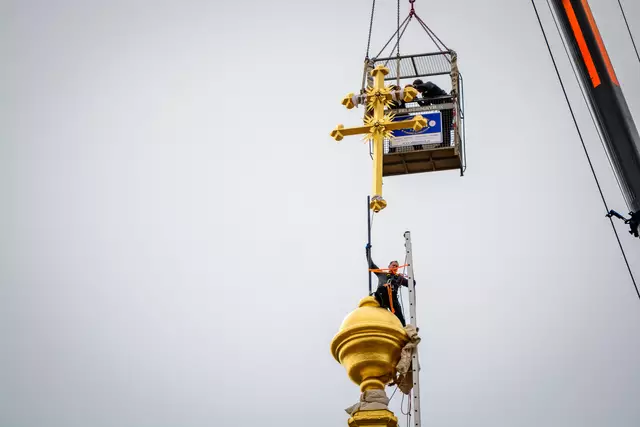 HARTBERG. Beim Open-Air-Gottesdienst erlebten über 1000 Mitfeiernde vor Ort und viele per TV-Übertragung auch das Wieder-aufsetzen des Kirchturmkreuzes.  | Foto: Frühwirt