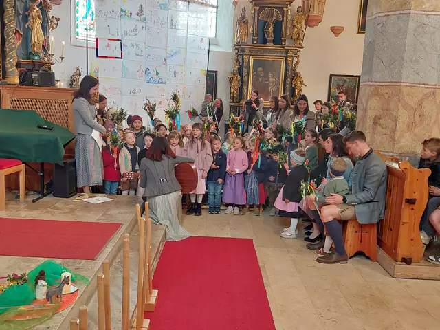KOBENZ. Mit ihren Liedern bereicherten die Kinder 
den Gottesdienst. Die Leidensgeschichte Jesu stellten sie in Bildern dar.  | Foto: Siegl