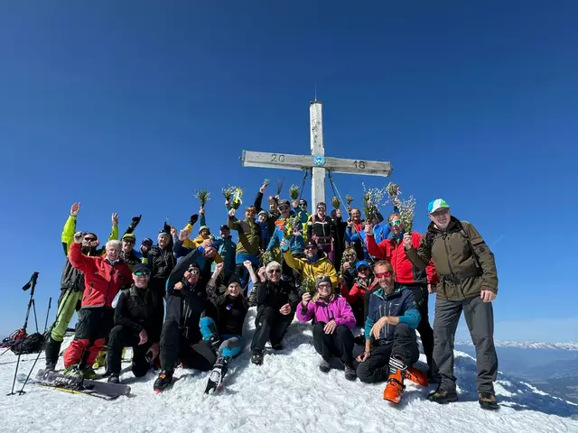 ZIRBITZKOGEL. Eine der wohl höchstgelegensten Palmweihen feierte Pfarrer Heimo Schäfmann am fast 2400 Meter hohen Zirbitzkogel. | Foto: privat