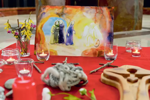 Mit Symbolen und einem ansprechenden Bild brachten Erwachsene den Kindern in der Pfarre Weißenkirchen an der Perschling den Leidensweg und die Auferstehung Jesu näher. | Foto: zVg