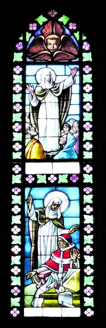 Buntglasfenster in Ballabio, Italien. Es zeigt die Heilige Katharina von Siena als kirchenpolitisch umtriebige Frau: bei ihren öffentlichen Reden und ihrem Besuch beim Papst. | Foto: Wikimedia Commons