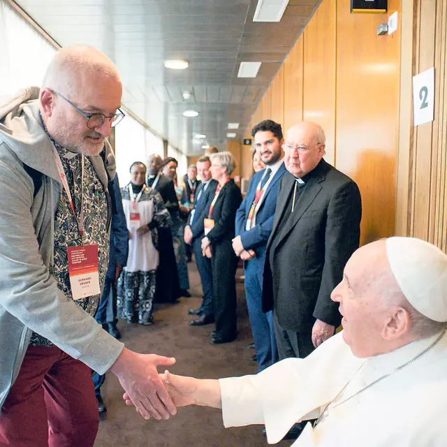 Gerhard Gruber, Leiter des Pfarrverbands St. Josef im Waldviertel, traf den Papst 2023 als Priestervertreter bei einer vorsynodalen Tagung.  | Foto: zVg