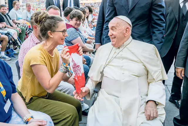 Viktoria König aus Herzogenburg teilte auf Facebook eine Erinnerung von einer Begegnung bei der Internationalen Ministrantenwallfahrt 2024 in Rom. | Foto: Deutsche Bischofskonferenz, Maximilian von Lachner