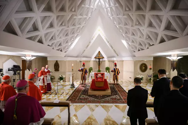Papst Franziskus, aufgebahrt in der Kapelle des Gästehauses Santa Marta. | Foto: KNA