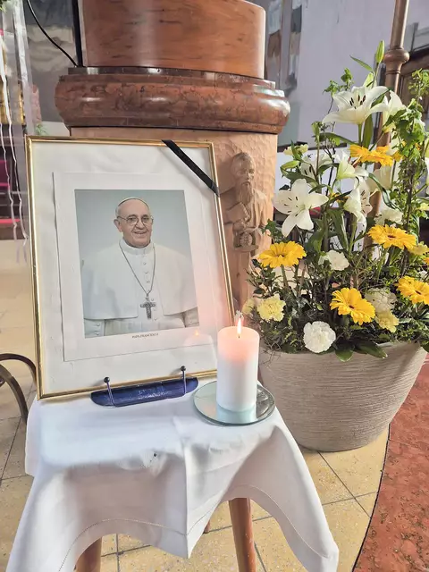 Kurz nach der Nachricht vom Tod von Papst Franziskus war in vielen Pfarrkirchen – wie in Gmünd-Neustadt – eine liebevoll gestaltete Gedenkstelle für den verstorbenen Papst zu finden. | Foto: Thomas Binder