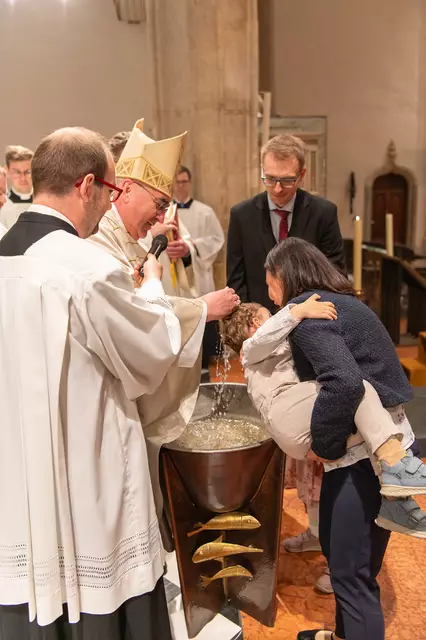 Samuel wurde von Bischof Wilhelm Krautwaschl in der Osternacht im Grazer Dom getauft. | Foto: Brunnthaler