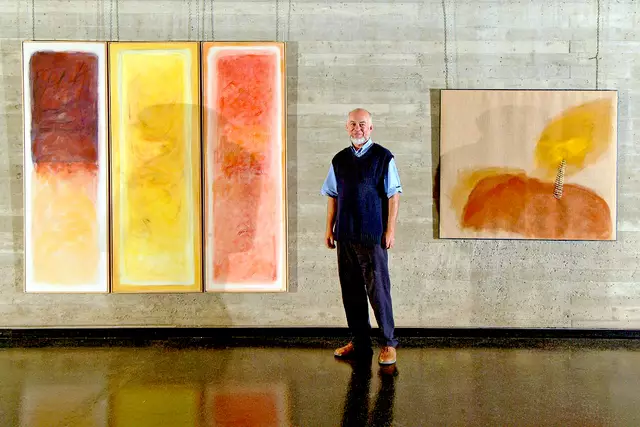 er Künstler Kurt Zisler vor seinen Werken: Fast 80 Jahre Leben, Licht und Kunst – erlebbar auch auf kurt.zisler.at