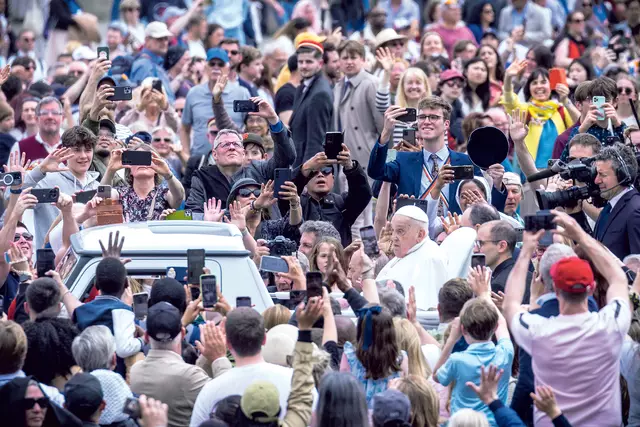 Weniger als 24 Stunden vor seinem Ableben spendete Papst Franziskus noch den Ostersegen „Urbi et orbi“ vom Balkon des Petersdoms – wenn auch sichtlich schwach und mit brüchiger Stimme. Danach fuhr er mit seinem Papamobil die Via della Conciliazione hinunter, grüßte die Menschen, segnete Kinder. Rund 20 Minuten dauerte die Fahrt von Franziskus durch die Menge. Es sollte sein letzter öffentlicher Auftritt sein. | Foto: Cristian Gennari/Romano Siciliani/KNA