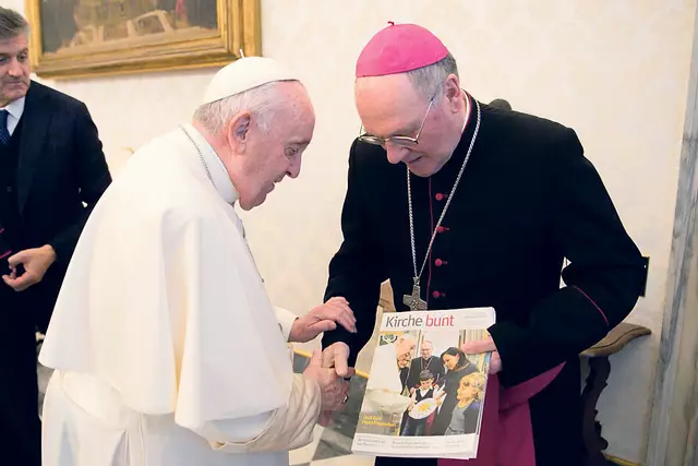 Bei einem Besuch im Vatikan im Dezember 2022 überreichte Bischof Alois Schwarz eine Ausgabe der „Kirche bunt“ an Papst Franziskus. Bischof Alois betont in einer Stellungnahme: „Sein Herz hat für die Armen geschlagen und für jene Menschen, die am Rand der Gesellschaft stehen.“ | Foto: Vatican Media/Romano Siciliani
