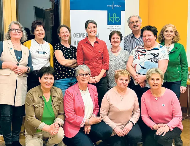 2. Reihe, stehend:  Eva Kempf, Leopoldine Fröschl, Katharina Kratochwill, Monika Liedler, Anna Raab, Pfarrer Franz Schabasser, Theresia Spreitz, Gerlinde Geiger-Röcklinger. 1. Reihe: Hermine Dietl, Elfi Gindl, Christine Puchebner, Anna Rosenberger. Nicht im Bild: Emma Haszler und Annemarie Kendler. | Foto: kfb