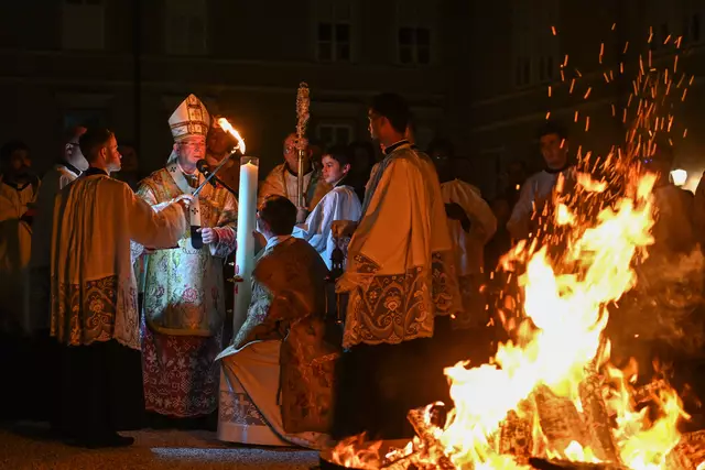 „Der Herr ist wahrhaft auferstanden!“ Erzbischof Franz Lackner forderte die Christinnen und Christen in seiner Osternachtspredigt auf, ihre Stimme zu erheben und ihren Glauben zu bekennen. Im Bild bei der Entzündung der Osterkerze am Domplatz in Salzburg.		  | Foto: eds/Hiva Naghshi, 2024