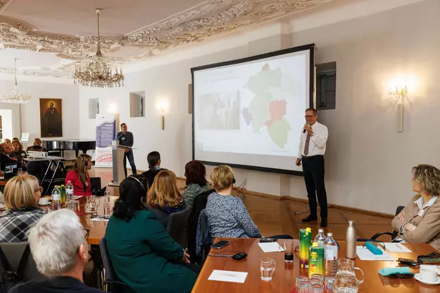 Zum Weltgesundheitstag am 7. April fand im Barocksaal des Grazer Priesterseminars eine Konferenz des Com(p)AGE-Projektes statt, das schon seit September 2024 im Gange ist. Rund 40 Teilnehmende aus Österreich und Ungarn diskutierten über Chancen und Herausforderungen der digitalen Inklusion. | Foto: Neuhold