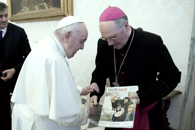 Im Rahmen des Ad-limina-Besuches überreichte Bischof Alois Schwarz im Dezember 2022 an Papst Franziskus eine Ausgabe von Kirche bunt. | Foto: Vatican Media/Romano Siciliani