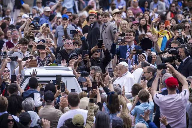 Papst Franziskus war es ein Anliegen, „bei den Menschen“ zu sein. Eines der letzten Fotos (gr. Bild links) zeigt Franziskus, als er am Ostersonntag nach dem Gottesdienst segnend über den Petersplatz gefahren wird. Am Ostermontag, 21. April 2025, verstarb der 88-jährige Argentinier in seiner Wohnung im Vatikan.  | Foto: KNA