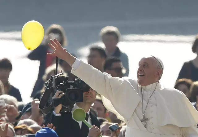 Während einer Generalaudienz am 30. März 2016 versucht Papst Franziskus auf dem Petersplatz einen Luftballon zu fangen. Seine Botschaft atmete Freude, Hoffnung, Barmherzigkeit und Zärtlichkeit – und nicht zuletzt auch Humor. | Foto: KNA
