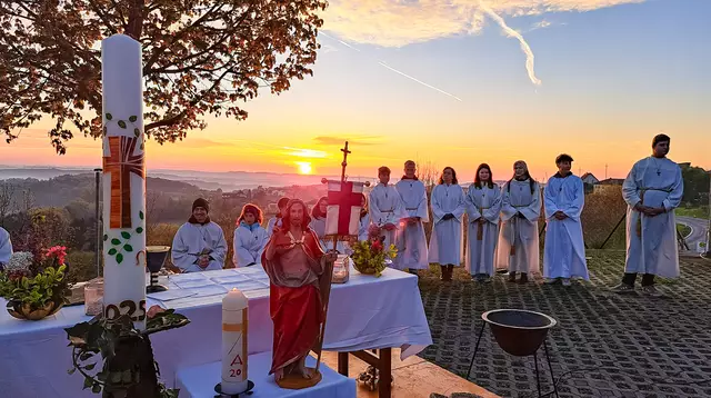 GLEISDORF. Die gemeinsame Auferstehungsfeier des SR Gleisdorf führte rund 400 Mitfeiernde am Ostersonntag um 5 Uhr in der Früh nach Hofstätten. Während des Vaterunsers ging die Sonne auf.  | Foto: Pfarre