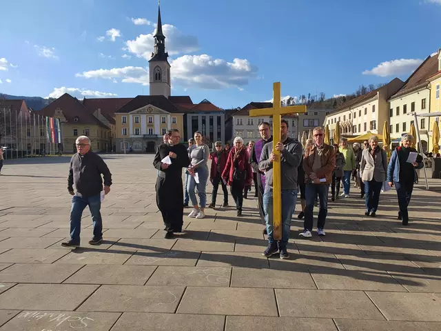 Zum SR-Kreuzweg traf man sich am Freitag, 4. April, bei der Minoritenkirche in Bruck an der Mur. | Foto: privat