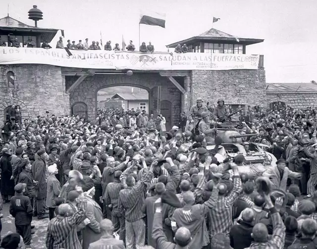 Nachgestellte Szene vom ersten Eintreffen amerikanischer Soldaten in Mauthausen. | Foto: US National Archives and Records Administration