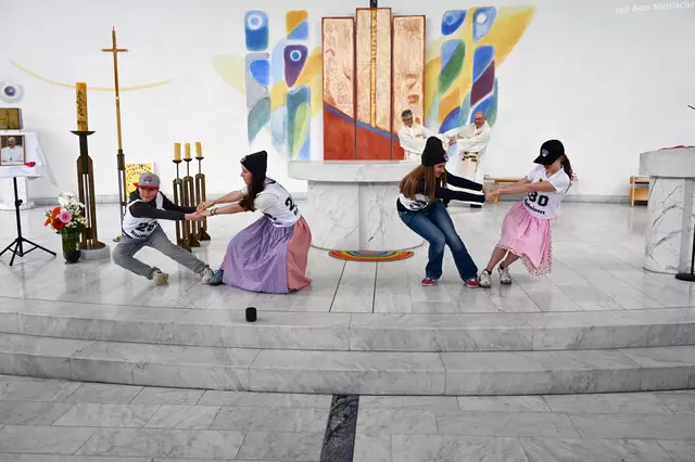 Gutes Aufwärmen ist wichtig. Nicht nur im Sport, sondern auch im Gottesdienst. Bei der Steirischen Sportwallfahrt sorgten junge RennläuferInnen des Schi-Bezirks Graz dafür, dass Körper und Seele gut eingestimmt waren. | Foto: Potocnik