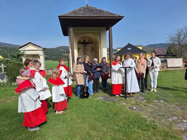 OBDACHERLAND. Von verschiedenen Orten und mit Andachten unterwegs, pilgerten Gläubige am Ostermontag, 21. April, nach Obdach. Den gemeinsamen Gottesdienst in der Pfarrkirche gestaltete der Singkreis Obdach mit. | Foto: Pfarre