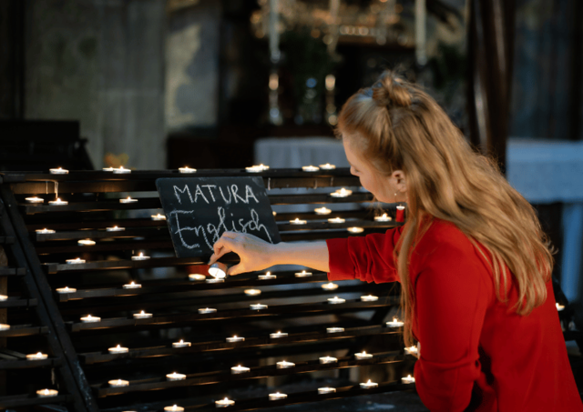 An jedem Morgen der schriftlichen Matura wird in einer anderen Kirche in Österreich eine Kerze für alle entzündet, die sich unter www.beblessed.at anmelden und ein Fach auswählen. Die Kerzen brennen während der gesamten Prüfungen – und heuer erstmals auch für deine Lehrabschlussprüfung! | Foto: Erzdiözese Wien/C.Mari