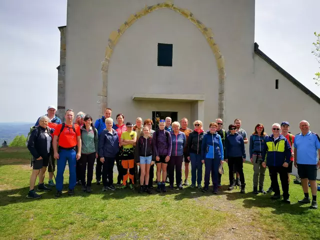 PREDING. Vom Bahnhof Deutschlandsberg pilgerten 26 Frauen und Männer aus der Pfarre Preding am Ostermontag über Wiesen, durch Weingärten und Wälder, vorbei an Bild-stöcken zur Wolfgangikirche (Pfarre Hollenegg). Dort wurde auch für den gerade verstorbenen Papst gebetet. | Foto: Pfarre