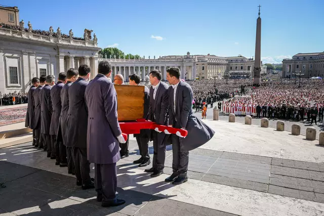 Über 250.000 Menschen versammelten sich am 26. April in Rom, um sich von Papst Franziskus zu verabschieden. Das Begräbnis startete auf dem Petersplatz mit einem schlichten feierlichen Gottesdienst. Danach wurde der Sarg zur Beisetzung in die Basilika Santa Maria Maggiore gebracht. | Foto:  KNA
