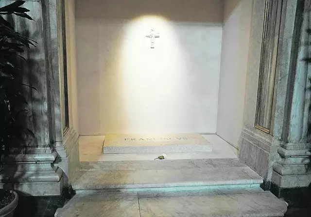 Eine weiße Rose auf dem Grab von Franziskus.
 | Foto: APA