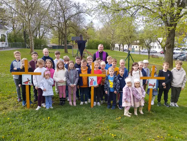 Deutsch Tschantschendorf. Am Karfreitag gestalteten die Erstkommunionkinder gemeinsam mit Pfarrer Aufner einen stimmungsvollen Kinderkreuzweg im christlichen Leben.
 | Foto: Gober Michaela