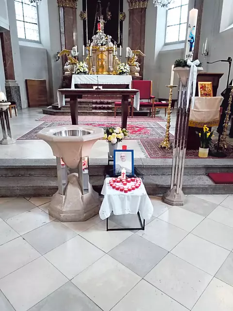 Wie in den allermeisten Pfarren wurde auch in Horn mit einem Bild an den verstorbenen Papst gedacht. | Foto: zVg