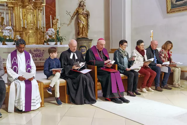 Großpetersdorf. Ökumenischer Passionsgottesdienst mit Superintendent Robert Jonischkeit, Diözesanbischof Ägidius J. Zsifkovics und Dechant Sebastian Edakarottu.