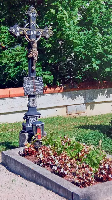 Gedenkkreuz am Wolfsbacher Friedhof für 14 ermordete KZ-Häftlinge. | Foto: Wagner