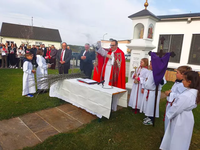 Neuberg. Mit den gesegneten Palmzweigen zog die Gottesdienstgemeinde über den Hauptplatz in die Kirche ein.