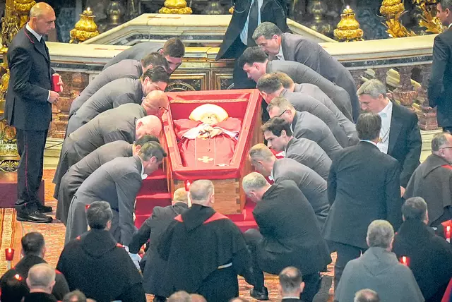 Sargträger legen am 23. April den offenen Sarg mit dem Leichnam von Papst Franziskus im Petersdom ab. Bei der Sargschließung wurde eine offizielle lateinische Pontifikats-Urkunde beigelegt. Sie enthält wichtige Stationen aus dem Leben und Wirken des Verstorbenen. | Foto: Lola Gomez/Vatican Pool/KNA