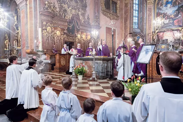 Im Dom zu St. Pölten leitete Bischof Alois Schwarz eine bewegende Trauerfeier für den verstorbenen Papst und erinnerte an dessen Enzyklika „Herz Jesu“ als geistliches Vermächtnis von Franziskus. | Foto: Ruth Brozek/Diözese St. Pölten