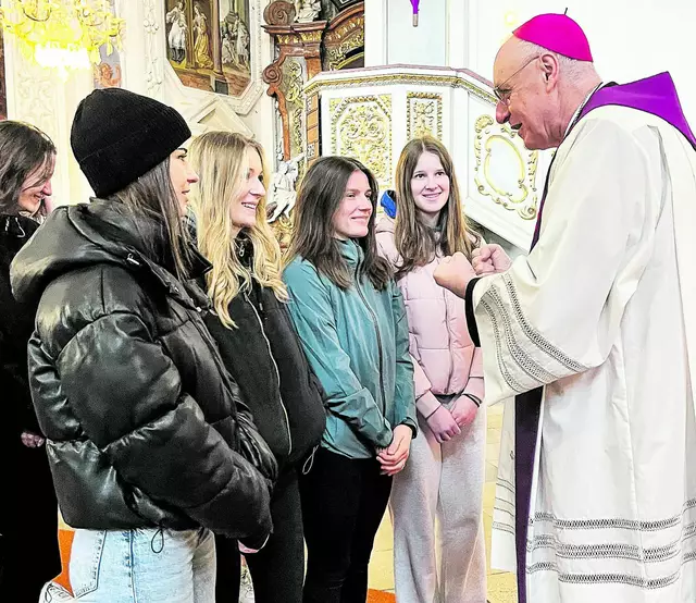 Bischof Ägidius segnet Maturantinnen in Loretto. 
 | Foto: Anneliese Rothleitner-Reinisch