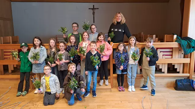 Rohrbach. Die jahrhundertealte Tradition des Palmbuschenbinden wird jährlich von Religionslehrerin Gudrun Gerdenitsch mit den Erstkommunionskindern fortgeführt.