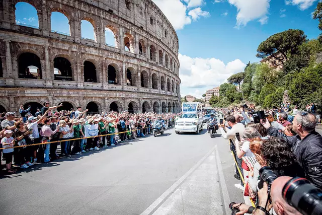 Vorbei an Menschenmassen führte der letzte Weg von Papst Franziskus im Papamobil zur gewünschten letzten Ruhestätte in der Papstbasilika Santa Maria Maggiore. 
 | Foto: Cristian Gennari/Romano Siciliani/KNA