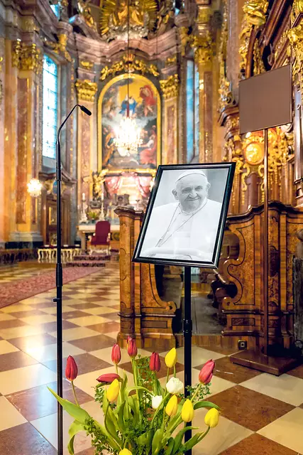Das Bild des lächelnden Papstes Franziskus steht vor dem Altar des St. Pöltner Doms.   | Foto: Ruth Brozek/Diözese St. Pölten